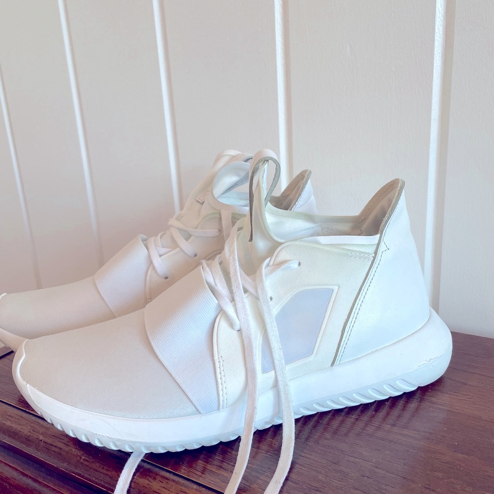 Women’s Adidas Tubular size 9 White